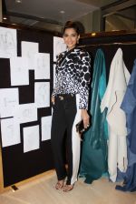 Sonam Kapoor graces Gucci preview at Trident, Mumbai on 2nd Dec 2011 (73).JPG